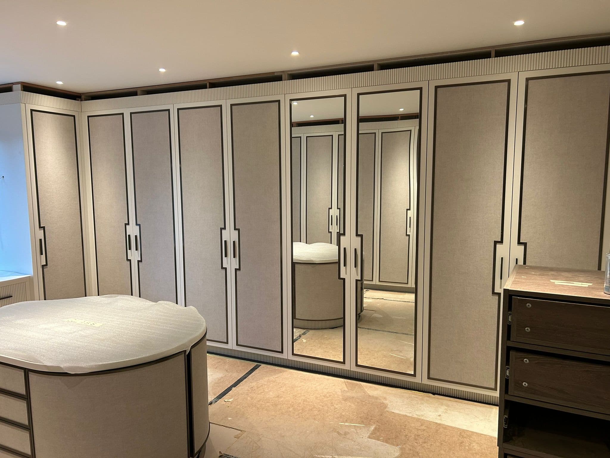 Fitted dressing room with made-to-measure wardrobes